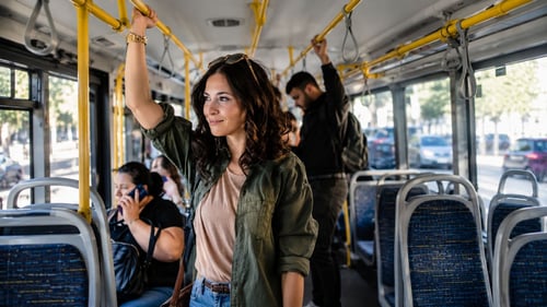 Ragazza sull'autobus
