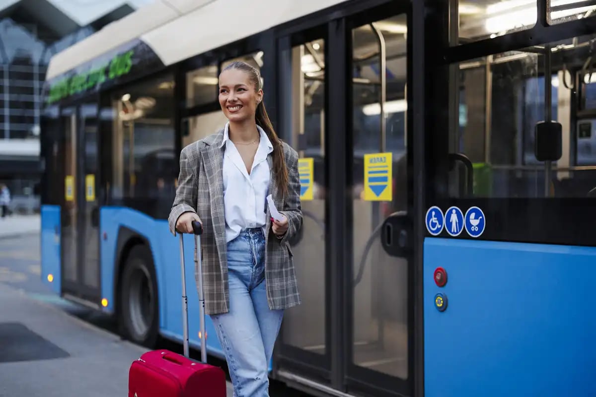 Ragazza che cammina accanto a un autobus